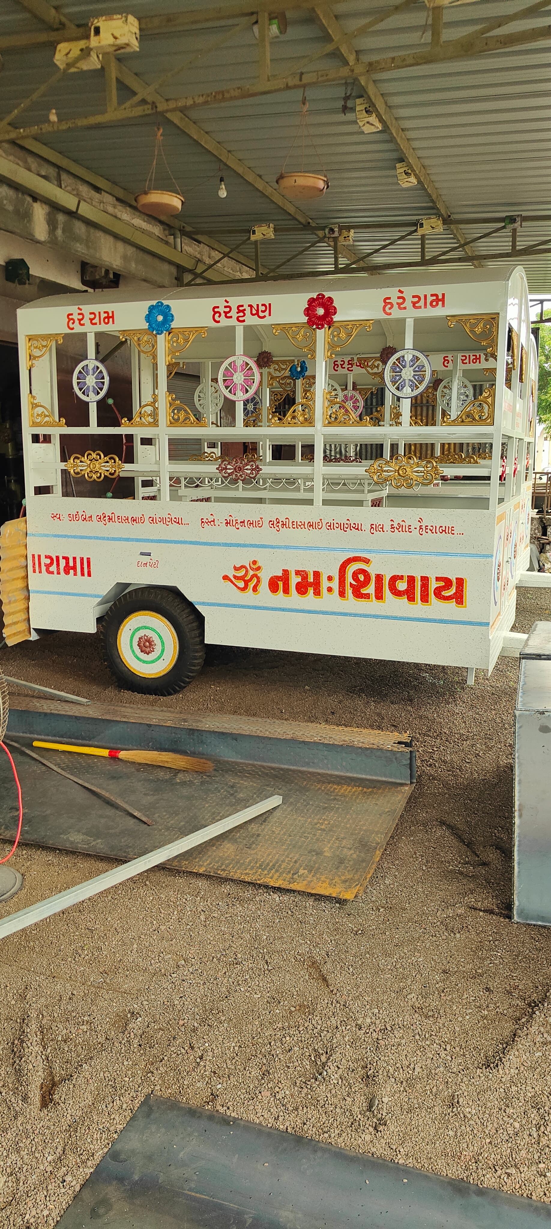 શાંતિ રથ — પૂર્ણ થયેલ બોડી પેનલનું ક્લોઝ-અપ
