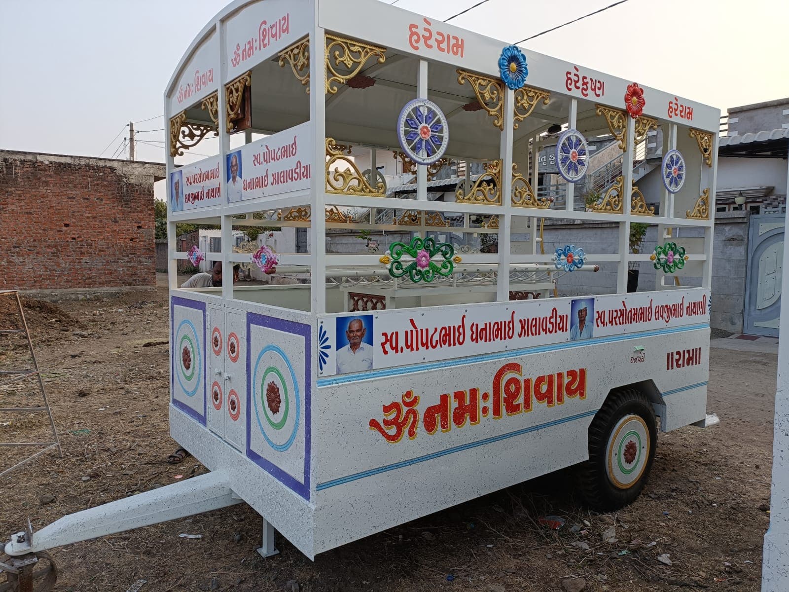 શાંતિ રથ — ડેકોરેટિવ પેનલ સાથે બાજુનું દૃશ્ય