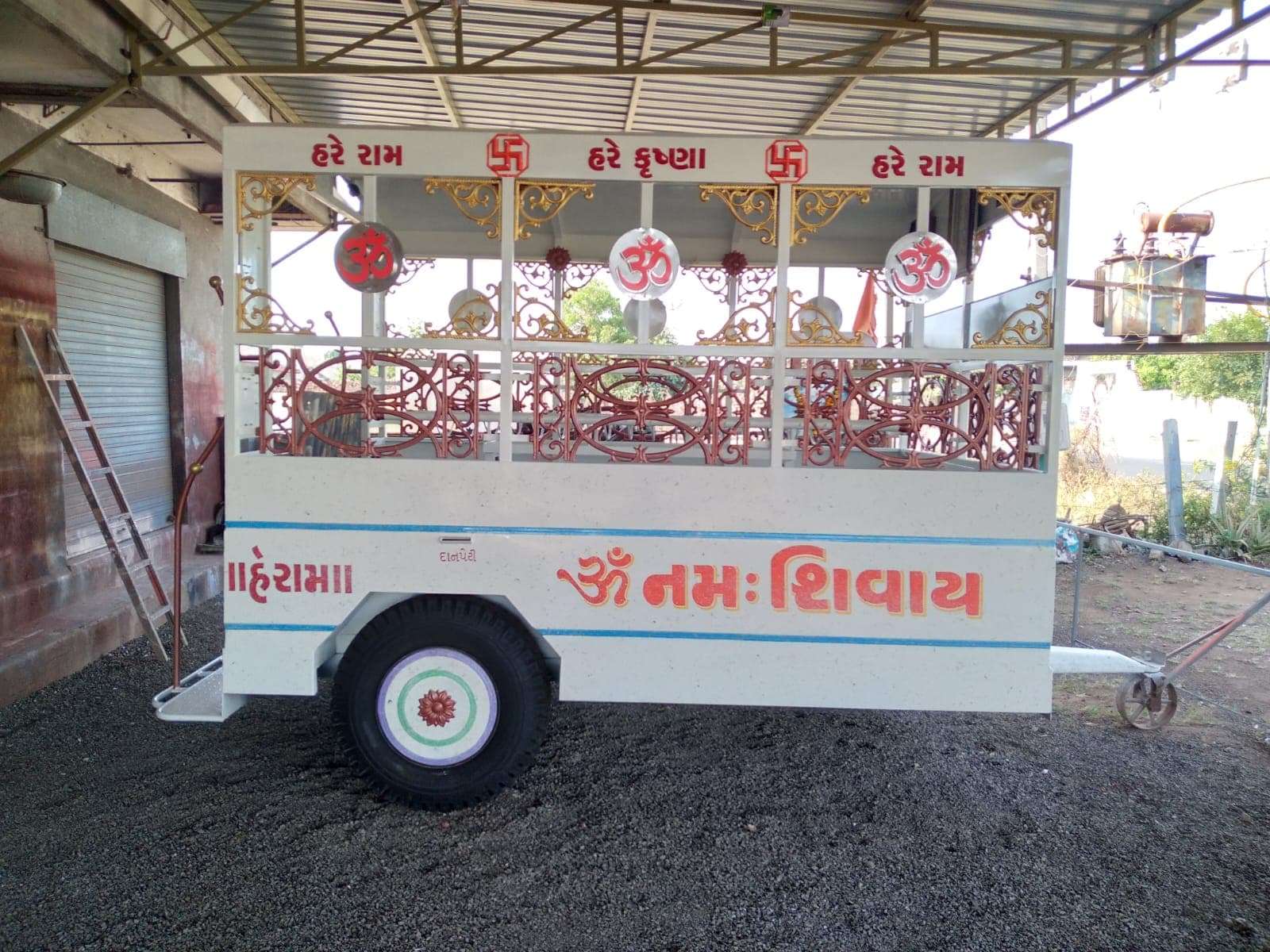 શાંતિ રથ — બિયર અને બેઠક પાટિયાં દર્શાવતું આંતરિક